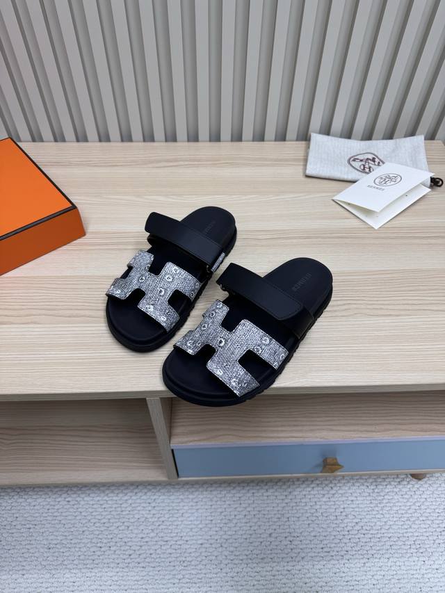 Hermes 爱马仕火到不行的情侣款二舅拖 最新蛇纹凉鞋拖鞋,搭配各种彩色袜子，潮爆了！ 鞋面：进口牛皮 羊京皮 布面 掌纹皮内里：进口牛皮 羊皮大底：Tpu防