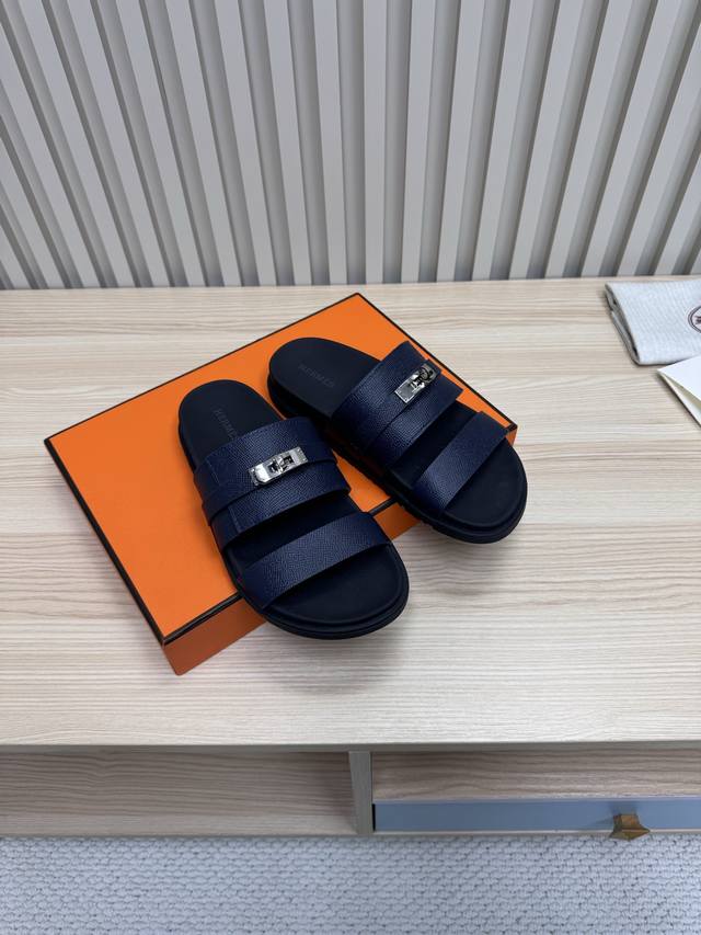Hermes 爱马仕火到不行的情侣款二舅拖 最新蛇纹凉鞋拖鞋,搭配各种彩色袜子，潮爆了！ 鞋面：进口牛皮 羊京皮 布面 掌纹皮内里：进口牛皮 羊皮大底：Tpu防