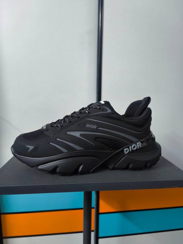 顶级版本Dior B44 Blade 情侣款运动鞋原版一比一复刻由 lewishamilton 设计的生活胶囊系列点缀的 dior B44 Blade 运动鞋以