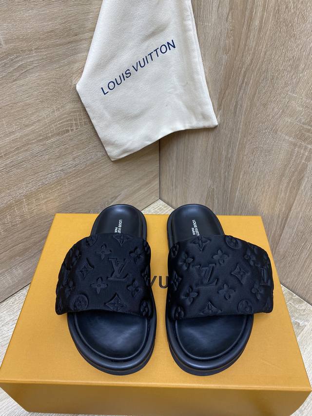 出厂价： LV高版本 压花拖鞋超级百搭瘦腿神器厚底设计活力十足，上脚舒适优雅面料：进口莱卡面料／压花内里：水染羊皮 柔软舒适 吸汗 垫脚：高弹pu水台鞋底：发泡