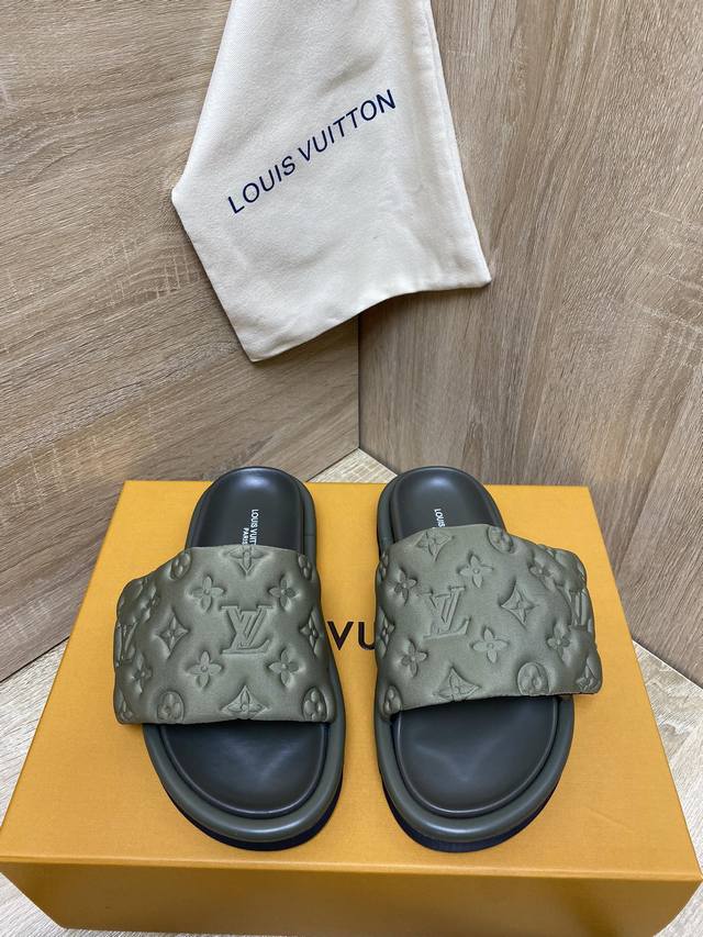 出厂价： LV高版本 压花拖鞋超级百搭瘦腿神器厚底设计活力十足，上脚舒适优雅面料：进口莱卡面料／压花内里：水染羊皮 柔软舒适 吸汗 垫脚：高弹pu水台鞋底：发泡