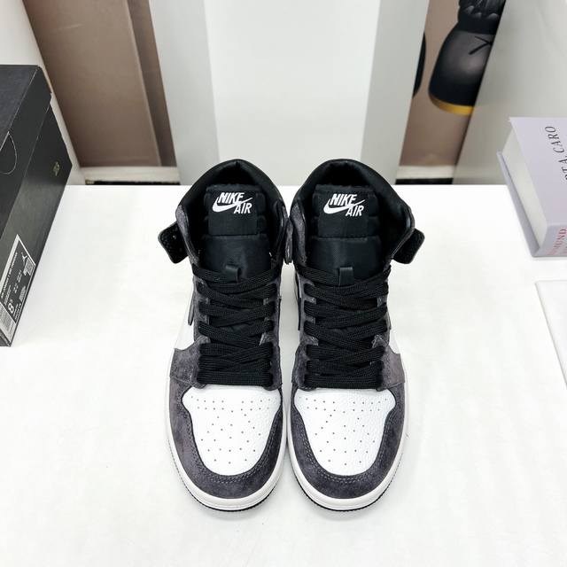 出厂: 独家顶级版本 Air Jordan耐克联名25vs最新王炸爆款系列 情侣彩色拼色休闲鞋 唯独一款牛皮拼色的高帮鞋，耐克乔一情侣毛鞋让鞋迷大开眼界，各种意