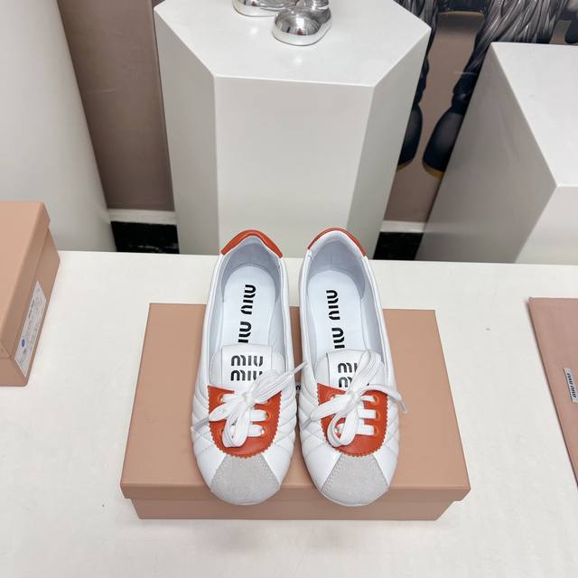 出厂： 独家顶级版本 缪缪miumiu 2024vs春夏新款休闲鞋系列 专柜主打最新款 休闲小白鞋硬货上新 代购级别！高级感十足！国内外博主刷爆的一款，复古又时