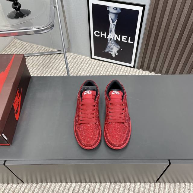 出厂:情侣 独家顶级版本 Air Jordan耐克联名25vs春夏最新王炸爆款系列 情侣烫钻休闲鞋 唯独一款牛皮拼色的高帮鞋，耐克乔一情侣毛鞋让鞋迷大开眼界，各