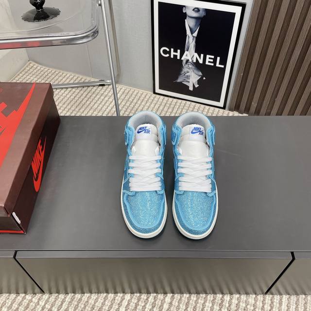 出厂:情侣 独家顶级版本 Air Jordan耐克联名25vs春夏最新王炸爆款系列 情侣烫钻休闲鞋 唯独一款牛皮拼色的高帮鞋，耐克乔一情侣毛鞋让鞋迷大开眼界，各