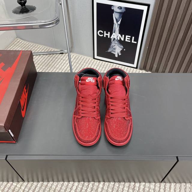 出厂:情侣 独家顶级版本 Air Jordan耐克联名25vs春夏最新王炸爆款系列 情侣烫钻休闲鞋 唯独一款牛皮拼色的高帮鞋，耐克乔一情侣毛鞋让鞋迷大开眼界，各