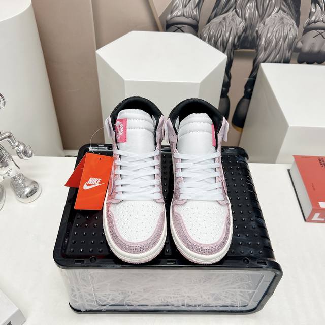 出厂:情侣 独家顶级版本 Air Jordan耐克联名25vs最新王炸爆款系列 情侣烫钻拼色休闲鞋 唯独一款牛皮拼色的高帮鞋，耐克乔一情侣毛鞋让鞋迷大开眼界，各