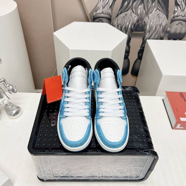 出厂:情侣 独家顶级版本 Air Jordan耐克联名25vs最新王炸爆款系列 情侣烫钻拼色休闲鞋 唯独一款牛皮拼色的高帮鞋，耐克乔一情侣毛鞋让鞋迷大开眼界，各
