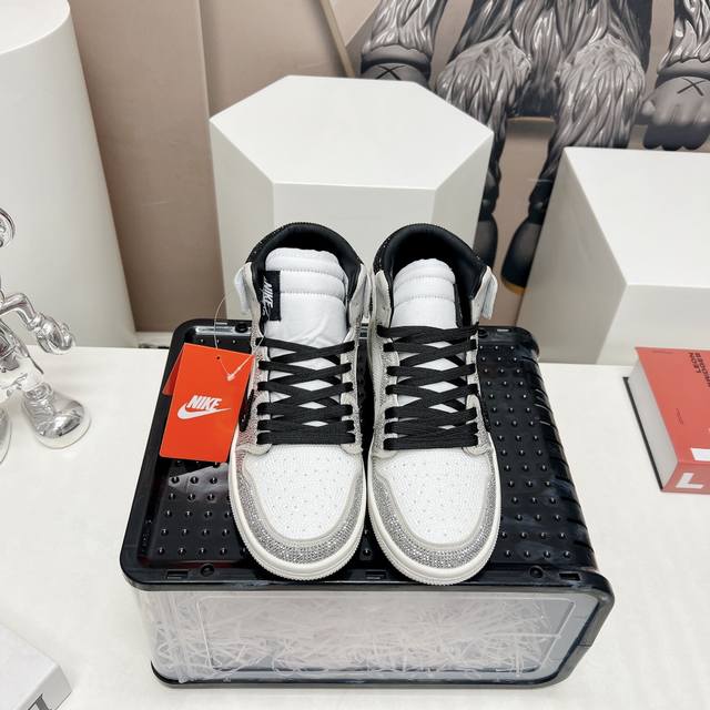 出厂:情侣 独家顶级版本 Air Jordan耐克联名25vs最新王炸爆款系列 情侣烫钻拼色休闲鞋 唯独一款牛皮拼色的高帮鞋，耐克乔一情侣毛鞋让鞋迷大开眼界，各