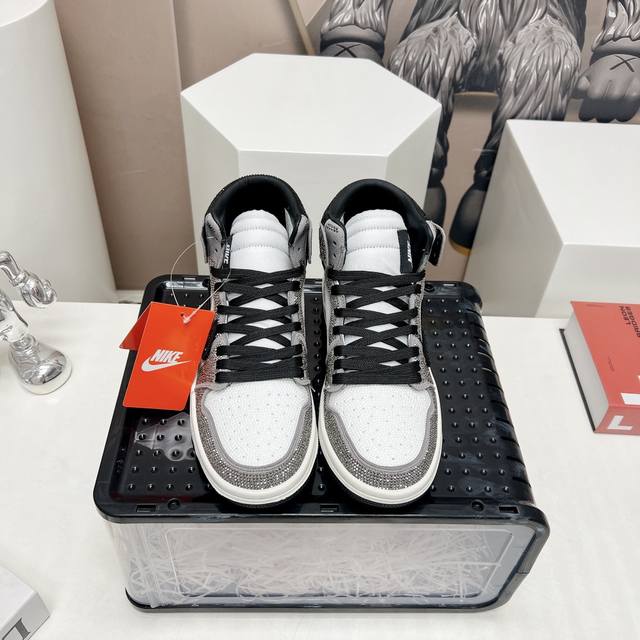 出厂:情侣 独家顶级版本 Air Jordan耐克联名25vs最新王炸爆款系列 情侣烫钻拼色休闲鞋 唯独一款牛皮拼色的高帮鞋，耐克乔一情侣毛鞋让鞋迷大开眼界，各