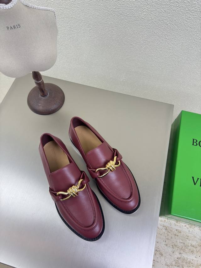 BOTTEGA VENET*女士Astaire乐福 单鞋 原版一比一做法 一致结绳五金配饰 酒红色 当今流行的又一趋势 天花板啦最全色百搭 精致平底 包裹面料
