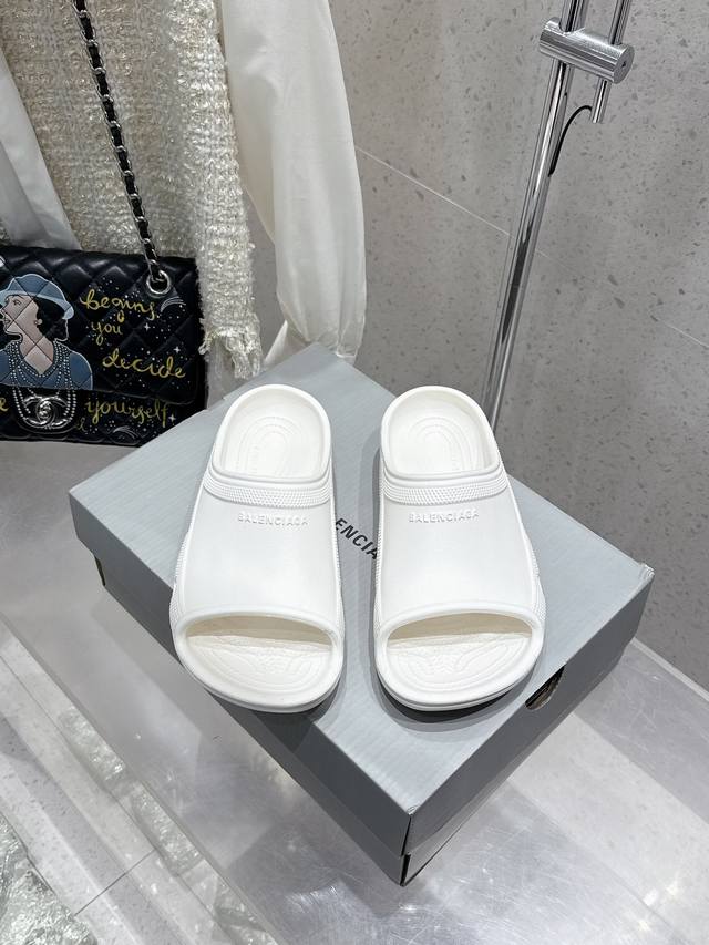 BALENCIAGE 巴黎世家 Pool Crocs 合作款厚底拖鞋胶拖原版1:1还原，单码单模，大小合适，舒适度满满，后跟和原版一致有码标，所有鞋面颗粒感，鞋