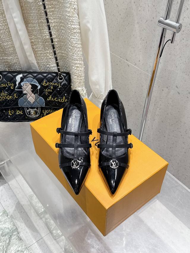 顶级版本 Louis Vuitton LV 路易威登 2025春夏尖头高跟鞋凉鞋鹰嘴小尖头搭配镂空老花皮条小方扣可调节松紧，Lv五金 “logo”饰以点缀，细节