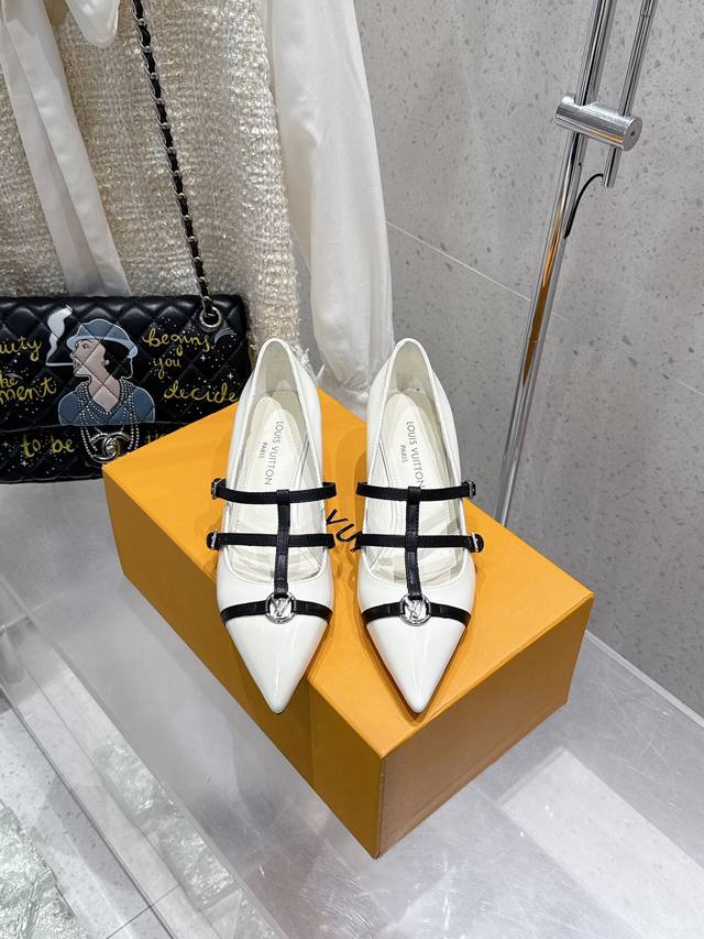 顶级版本 Louis Vuitton LV 路易威登 2025春夏尖头高跟鞋凉鞋鹰嘴小尖头搭配镂空老花皮条小方扣可调节松紧，Lv五金 “logo”饰以点缀，细节
