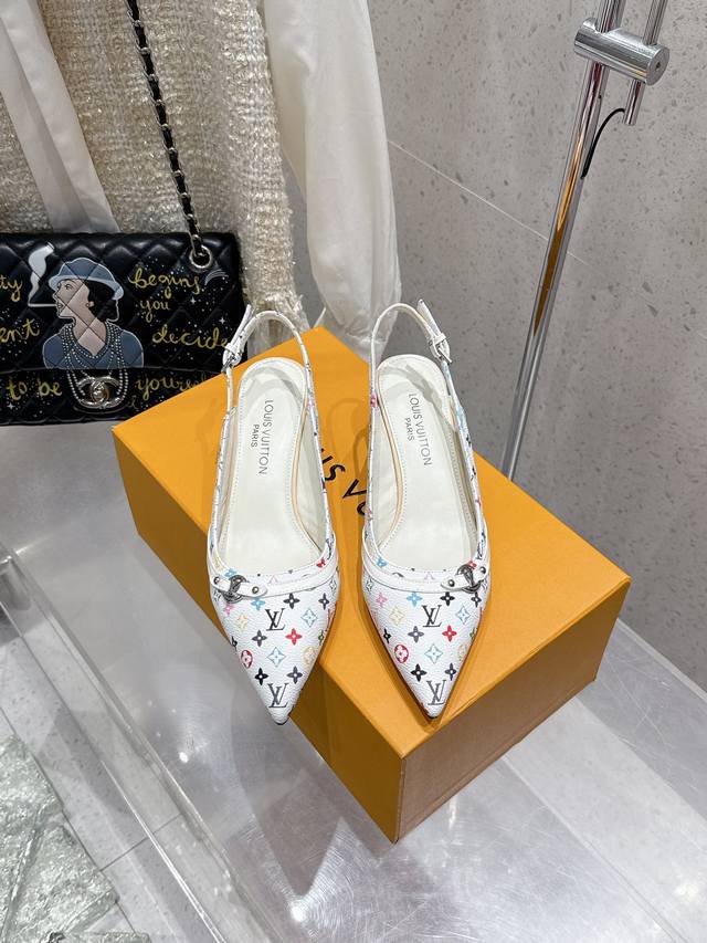 顶级版本 Louis Vuitton LV 路易威登 2025春夏尖头高跟鞋凉鞋鹰嘴小尖头搭配镂空老花皮条小方扣可调节松紧，Lv五金 “logo”饰以点缀，细节