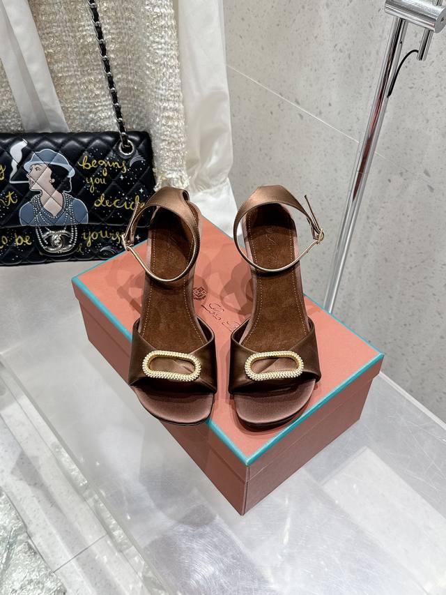 Loro Piana LP 乐悠翩雅2025ss春夏女巫复古高跟凉鞋！原版开发，LP意大利顶级奢侈品牌 低调奢华 设计都是一贯纯色系 简单、细节巧妙、清新脱俗！