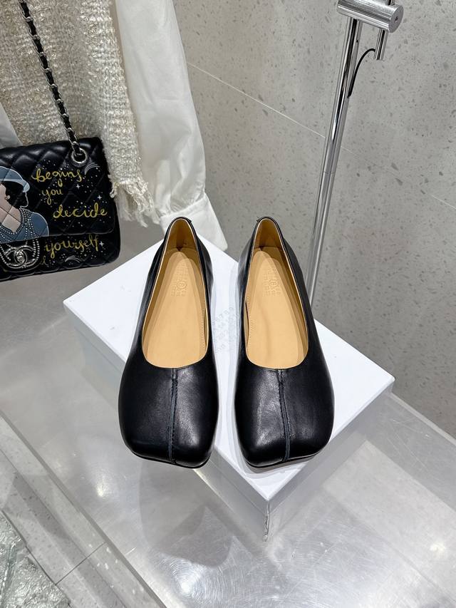 Maisom Margiela mm6马吉拉经典单鞋这双热度超高的单品 必须人手一双入手了 不能错过的单品 炸裂了独家原版购入开发 不能错过的一款鞋面：进口植鞣