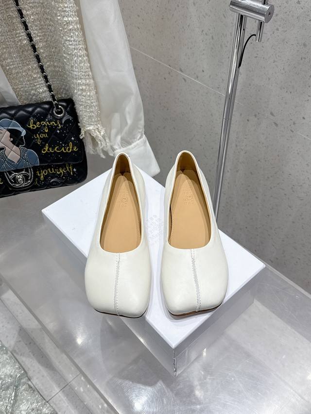 Maisom Margiela mm6马吉拉经典单鞋这双热度超高的单品 必须人手一双入手了 不能错过的单品 炸裂了独家原版购入开发 不能错过的一款鞋面：进口植鞣