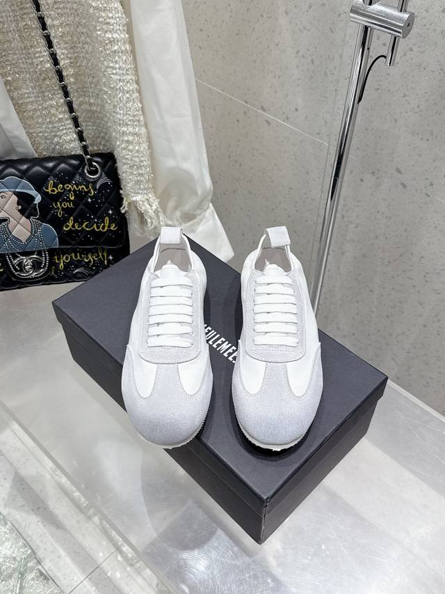 代购级 ANN DEMEULEMEESTE 最新款 经典德训鞋秋冬新款持续上新中！最新款经典德训鞋！这款真的非常的经典，配色是黑色或者是白灰色，鞋子真的炒鸡轻便