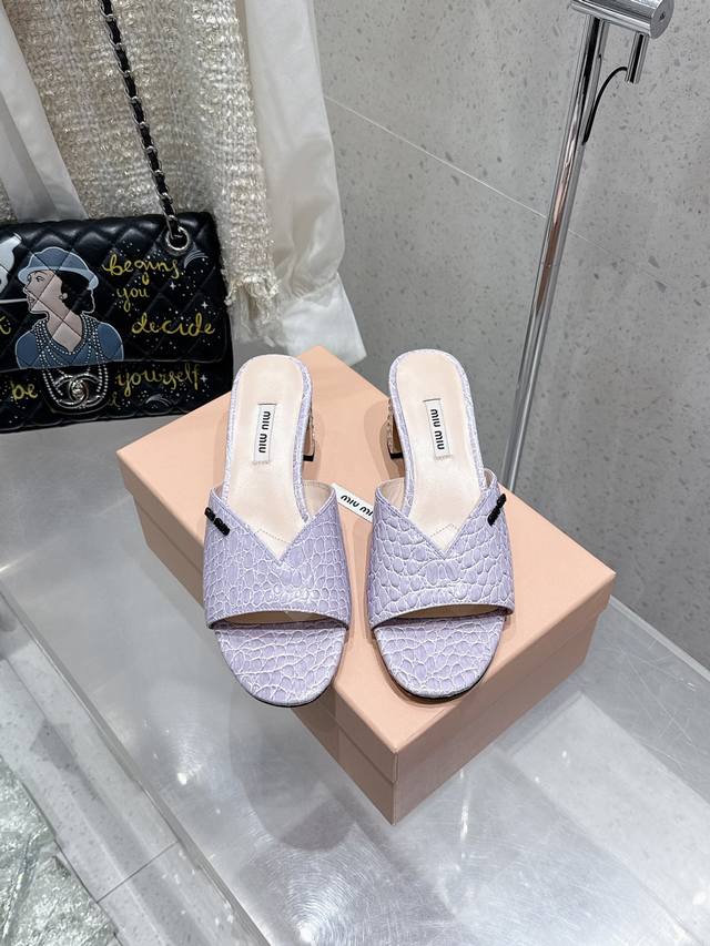 miumiu 2025ss春夏新款钻跟鞋拖鞋Zp开发 原版拆卸 miumiu真的太少女啦！超级软糯 舒适度超高！ 跟高5.5 意大利真皮大底码数：35-40 4