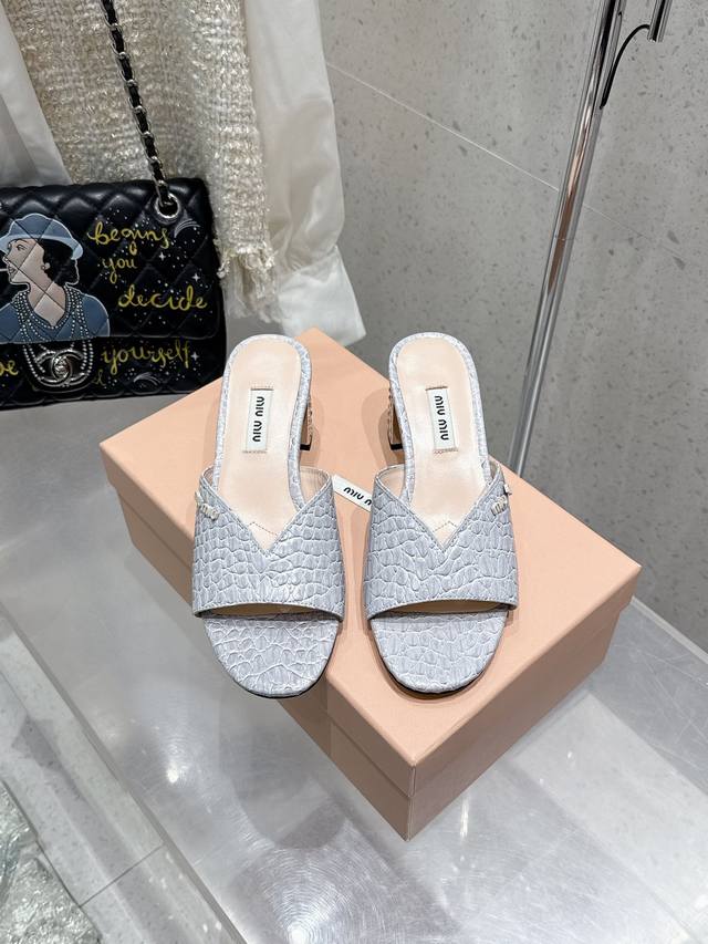 miumiu 2025ss春夏新款钻跟鞋拖鞋Zp开发 原版拆卸 miumiu真的太少女啦！超级软糯 舒适度超高！ 跟高5.5 意大利真皮大底码数：35-40 4