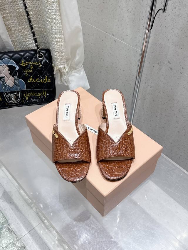 miumiu 2025ss春夏新款钻跟鞋拖鞋Zp开发 原版拆卸 miumiu真的太少女啦！超级软糯 舒适度超高！ 跟高5.5 意大利真皮大底码数：35-40 4