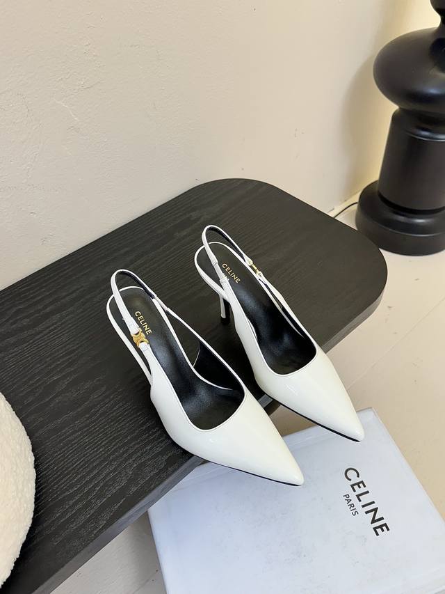 Celine思琳春夏凯旋门时装高跟鞋 柔美的露脚设计，上脚真的超级显瘦超级美 C家特定的精致凯旋门logo 好看到爆 鞋面：原版小牛皮 内里 垫脚：采用顶级混种