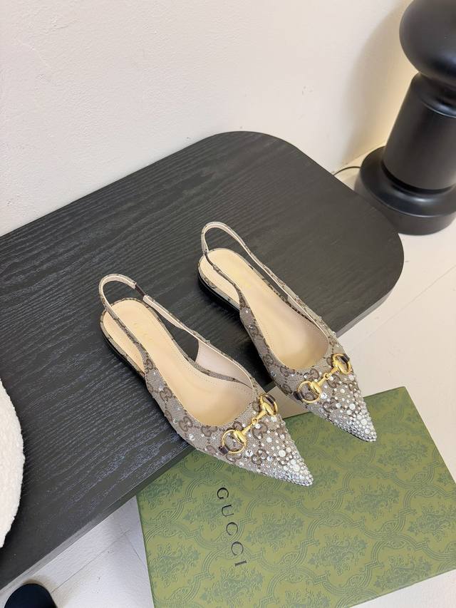 Gucci 古驰系列凉鞋女鞋原版1：1开发，精心调制的鞋楦，皮料 特殊材料按原版开发.扣件细腻到无可挑剔！ 鞋面：品牌字母布料 烫钻内里：羊皮 大底：真皮大底码