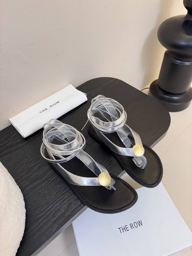 the row 真皮极简百搭平底凉鞋鞋脚真的是史上我穿过最最舒服的款式太柔软啦！磨脚星人一定要收了它 有一丢高级又简约的感觉其实除了好看以外它的舒适度真的是好穿