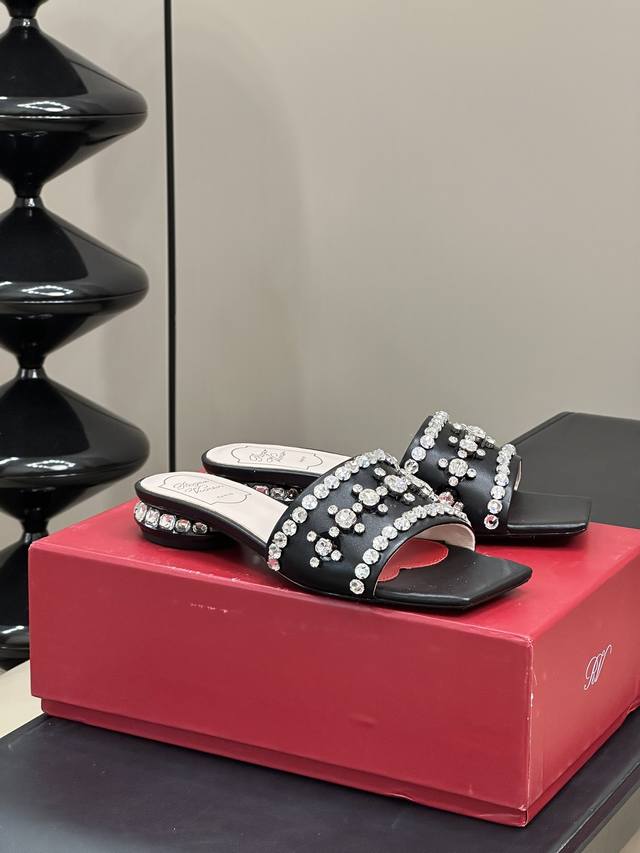 RVIDisco鑲鈷后跟納帕皮革穆勒鞋 Roger Vivier 先生倾心打造的系列经典作品开创了鞋履奢华精致风尚，本款Strass Heel Disco 穆勒