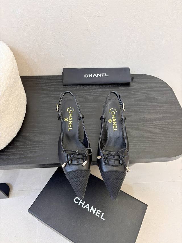 Chanel Vintage中古系列凉鞋简约而不简单的款，上脚特别显脚细。鞋面定制面，内里垫脚羊皮，真皮大底。跟高7Size:35-39 4041定制
