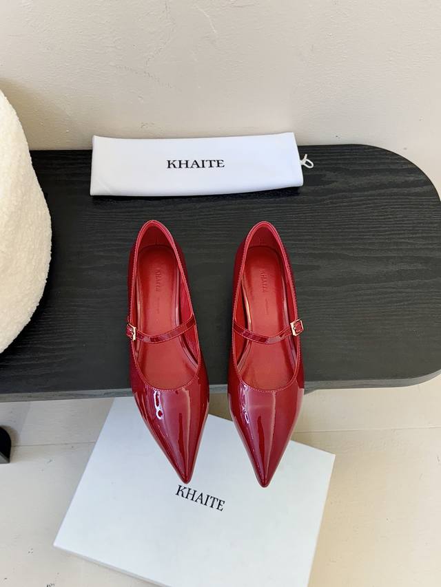 Khaite小众 25 早春 新款 平跟 尖头单鞋今年的热门款式 经久不衰的极简单鞋质感超强，鞋型秀气，简单舒适百搭面料: 原版1:1订制漆皮内里: 羊皮内里大