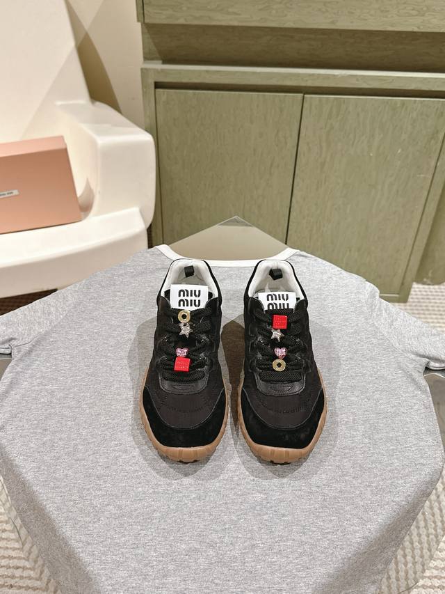全套包装！ 225 MIUMIU 缪缪新款美式复古风~ 颜值担当火爆款脏脏鞋 不得不入的一款～做旧时尚，简约高级 随意搭配上脚非常舒适，年度必入款！ 早春最新走