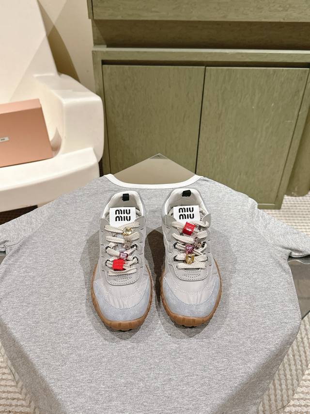 全套包装！ 225 MIUMIU 缪缪新款美式复古风~ 颜值担当火爆款脏脏鞋 不得不入的一款～做旧时尚，简约高级 随意搭配上脚非常舒适，年度必入款！ 早春最新走