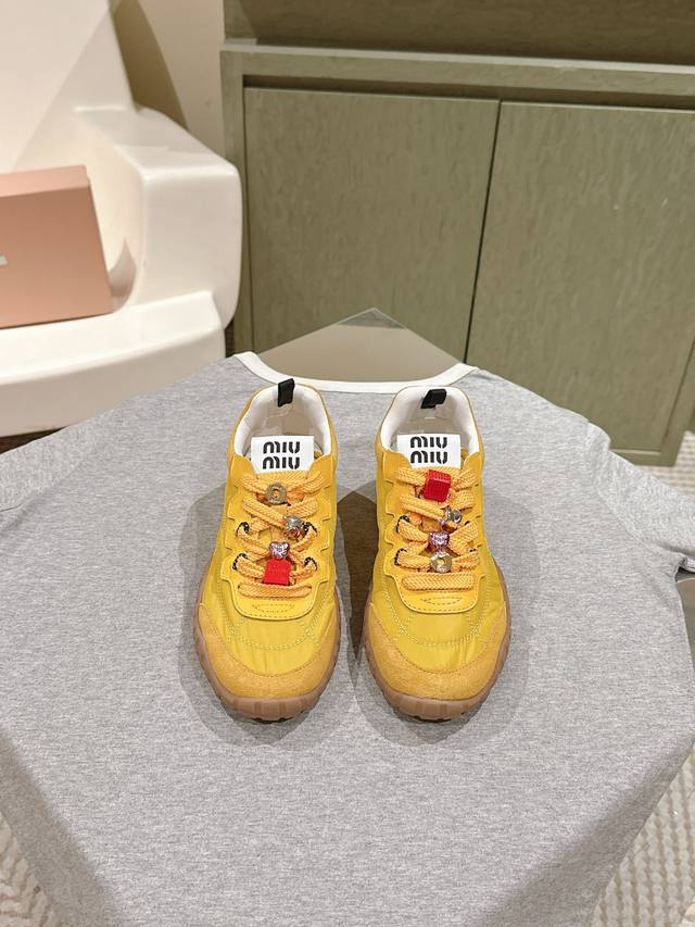 全套包装！ 225 MIUMIU 缪缪新款美式复古风~ 颜值担当火爆款脏脏鞋 不得不入的一款～做旧时尚，简约高级 随意搭配上脚非常舒适，年度必入款！ 早春最新走