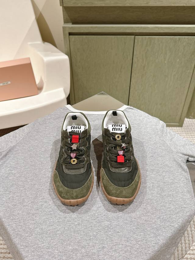 全套包装！ 225 MIUMIU 缪缪新款美式复古风~ 颜值担当火爆款脏脏鞋 不得不入的一款～做旧时尚，简约高级 随意搭配上脚非常舒适，年度必入款！ 早春最新走
