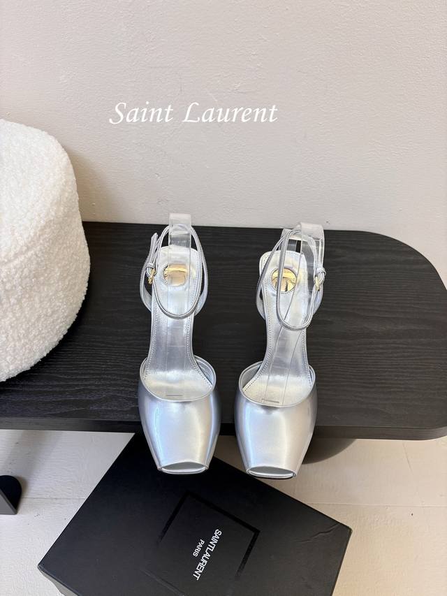 Saint Laurent 圣罗兰细跟坡跟鱼嘴凉鞋Lee金属钻链条尖头高跟鞋YSL姐姐的美丽尤物高跟鞋 又是人间圣罗兰 Rose同款的高跟鞋化很好修饰脚型，奢华