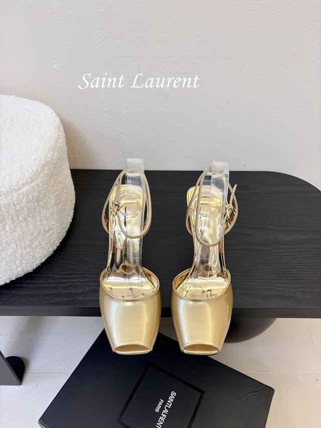 Saint Laurent 圣罗兰细跟坡跟鱼嘴凉鞋Lee金属钻链条尖头高跟鞋YSL姐姐的美丽尤物高跟鞋 又是人间圣罗兰 Rose同款的高跟鞋化很好修饰脚型，奢华