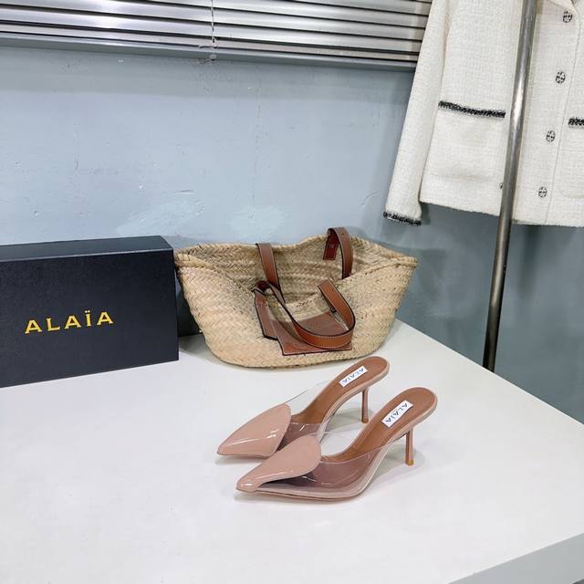 高品质出厂 ！小众潮牌独最新爆品小红书火推 AlAIA25春夏经典新款爱心胶片尖头细跟后空凉拖系列推出 无数的名设计师都把他看作“DesignerofDesig