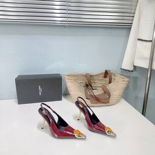 高品质出厂 ！小众潮牌Saint Laurent YSL 圣罗兰25春夏新品金属头大宝石优雅大气高跟凉鞋！各种小裙子搭配起来 完全不挑脚型哦，通透的闪钻在光线的