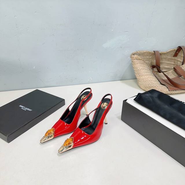 高品质出厂 ！小众潮牌Saint Laurent YSL 圣罗兰25春夏新品金属头大宝石优雅大气高跟凉鞋！各种小裙子搭配起来 完全不挑脚型哦，通透的闪钻在光线的