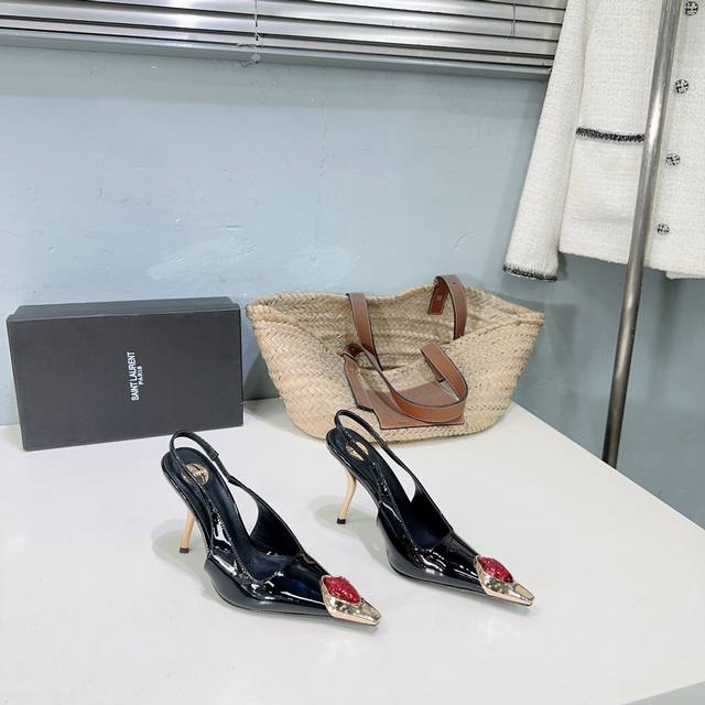 高品质出厂 ！小众潮牌Saint Laurent YSL 圣罗兰25春夏新品金属头大宝石优雅大气高跟凉鞋！各种小裙子搭配起来 完全不挑脚型哦，通透的闪钻在光线的