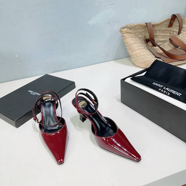 高品质出厂 ！小众潮牌Saint Laurent圣罗兰YSL 25春夏金属头性感高跟凉鞋系列！本季度王炸来袭，炒鸡好看，上脚绝绝子！看一眼必入款！上脚超美，原版