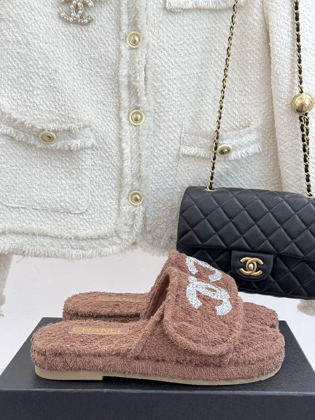 厂价 CHANE* ｜小香25P春夏新品水钻大双C魔术贴毛巾度假拖鞋小香全新夏日度假系列拖鞋～精美风格的小香是很多女孩的心头好毛巾鞋面镶嵌水钻双C大logo 让