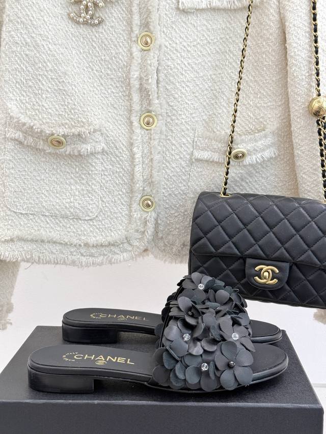厂价 CHANE*｜小香25C春夏新品绣花球平底粗跟拖鞋颜值太美了！直击天灵盖的美！舒适且显高贵气质上脚我是真的爱了！面料采用原版定制材质内里垫脚均为羊皮意大利
