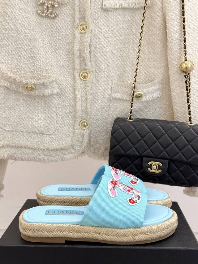 厂价 CHANE* ｜小香25P春夏新品双C麻绳底渔夫拖鞋每年都很期待小香的渔夫拖鞋 颜色很夏天不说款式真的很经典 这款简约拖鞋上脚真的是美到爆好吗！经典的双C