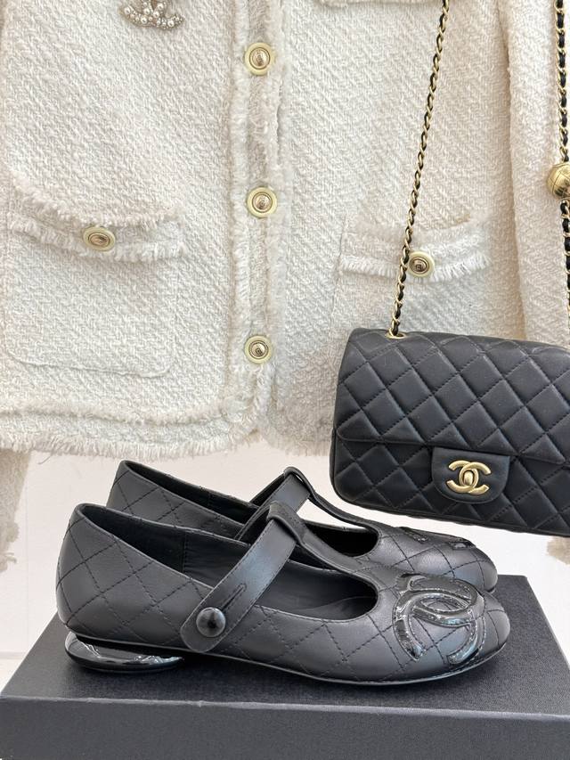 厂价 CHANE*｜小香中古经典大双CT字带玛丽珍鞋一起做个奶乖奶乖的香香女孩呀看到这双鞋的时候我是直接原地心动经典与艺术感兼具 日常出街造型随你凹鞋面采用进口