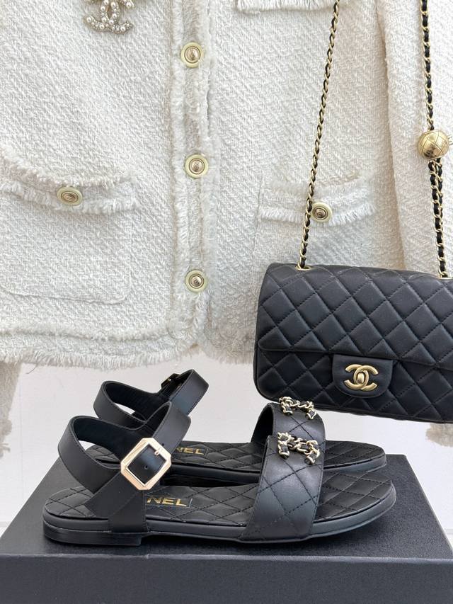 厂价 CHANE*｜小香25C新品菱格双C链条扣凉鞋拖鞋的狂热爱好者又来了 可以承包你一整个夏天的时髦经典菱格链条元素设计浓浓的中古典雅气息搭配任何风格都很赞增