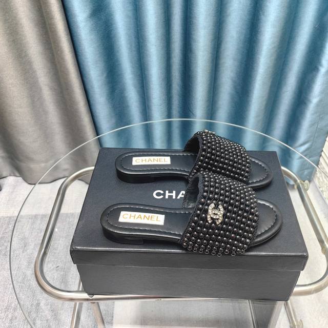 厂价 CHANE*｜小香中古25C春夏新品珍珠双C一字带平底拖鞋好仙被这双珍珠拖鞋的美貌折服了上脚就自带温柔滤镜 优雅仙♀本仙了鞋面的珍珠点缀又仙又精致！上脚显