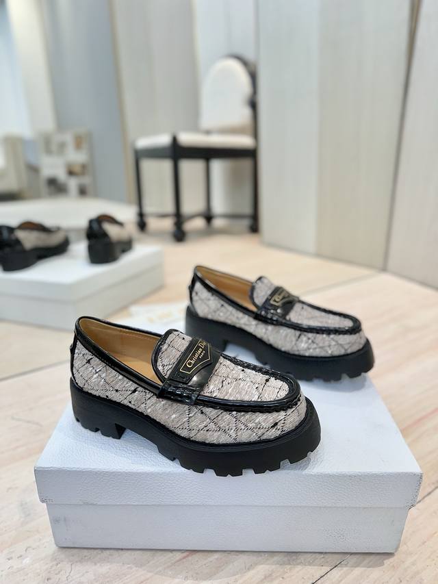 出厂价： 迪奥 Dior 2025新款 D-Boy 字母logo拼色厚底女鞋 明星同款一脚蹬皮带扣圆头复古低跟乐福单鞋 鞋面：进口开边珠牛皮拼接环保藤格纹粗花呢